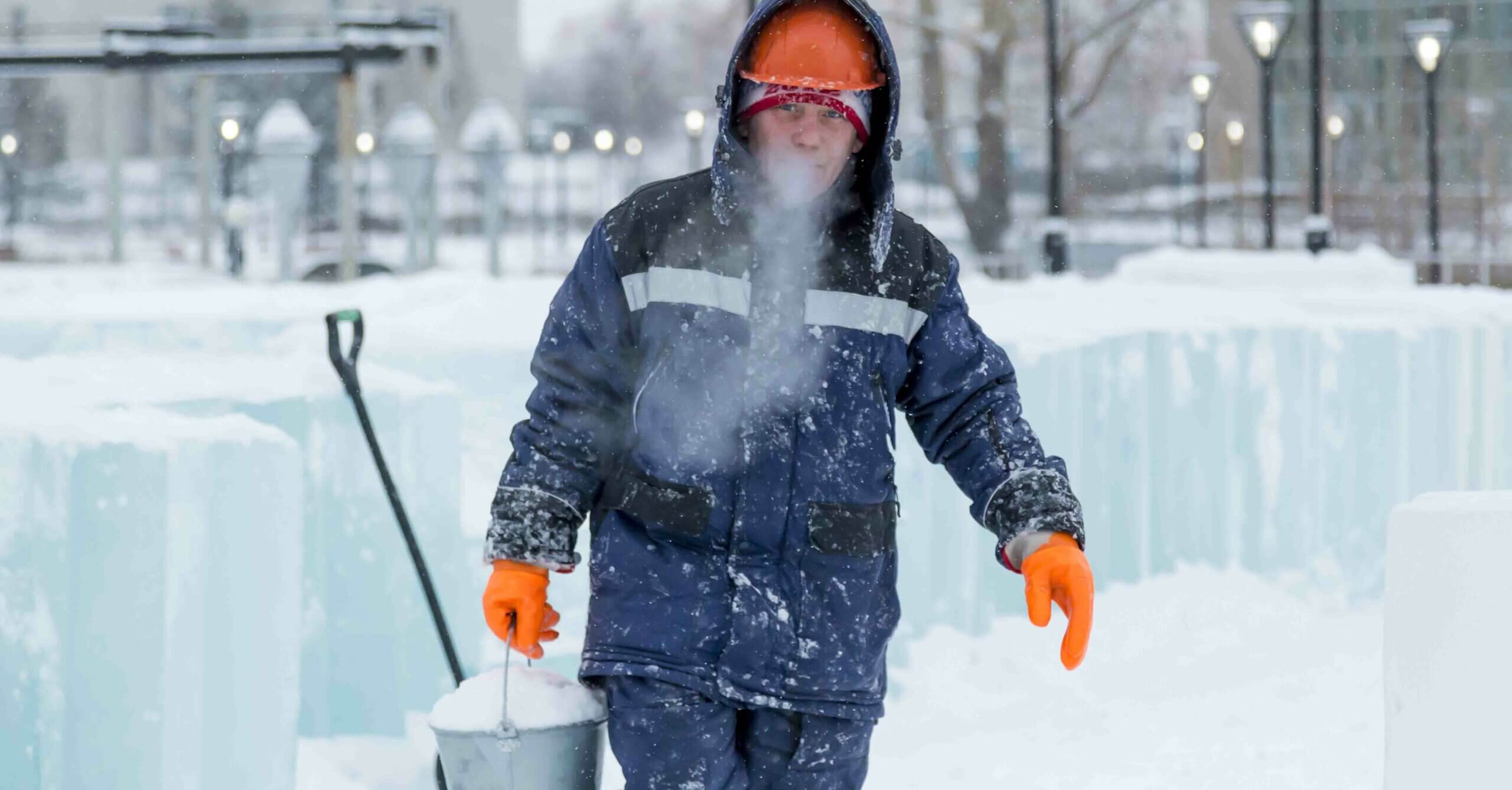 Ausrüstung für kaltes Wetter am Arbeitsplatz – wie Sie Ihr Unternehmen und Ihre Mitarbeiter am besten ausstatten